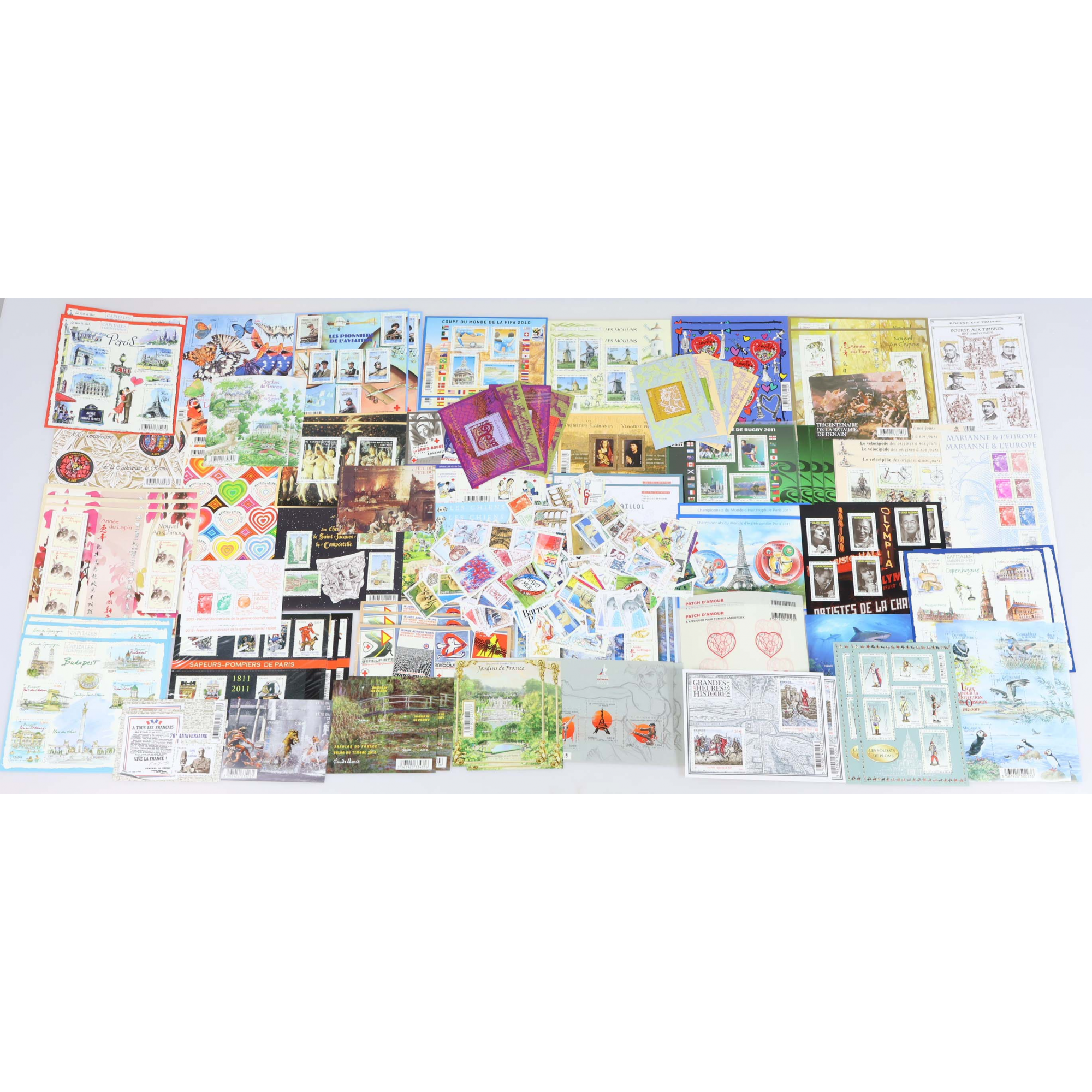 LOT DE TIMBRES ET BLOCS-FEUILLETS IMPORTANT EN EUROS VALEUR FACIALE 500€