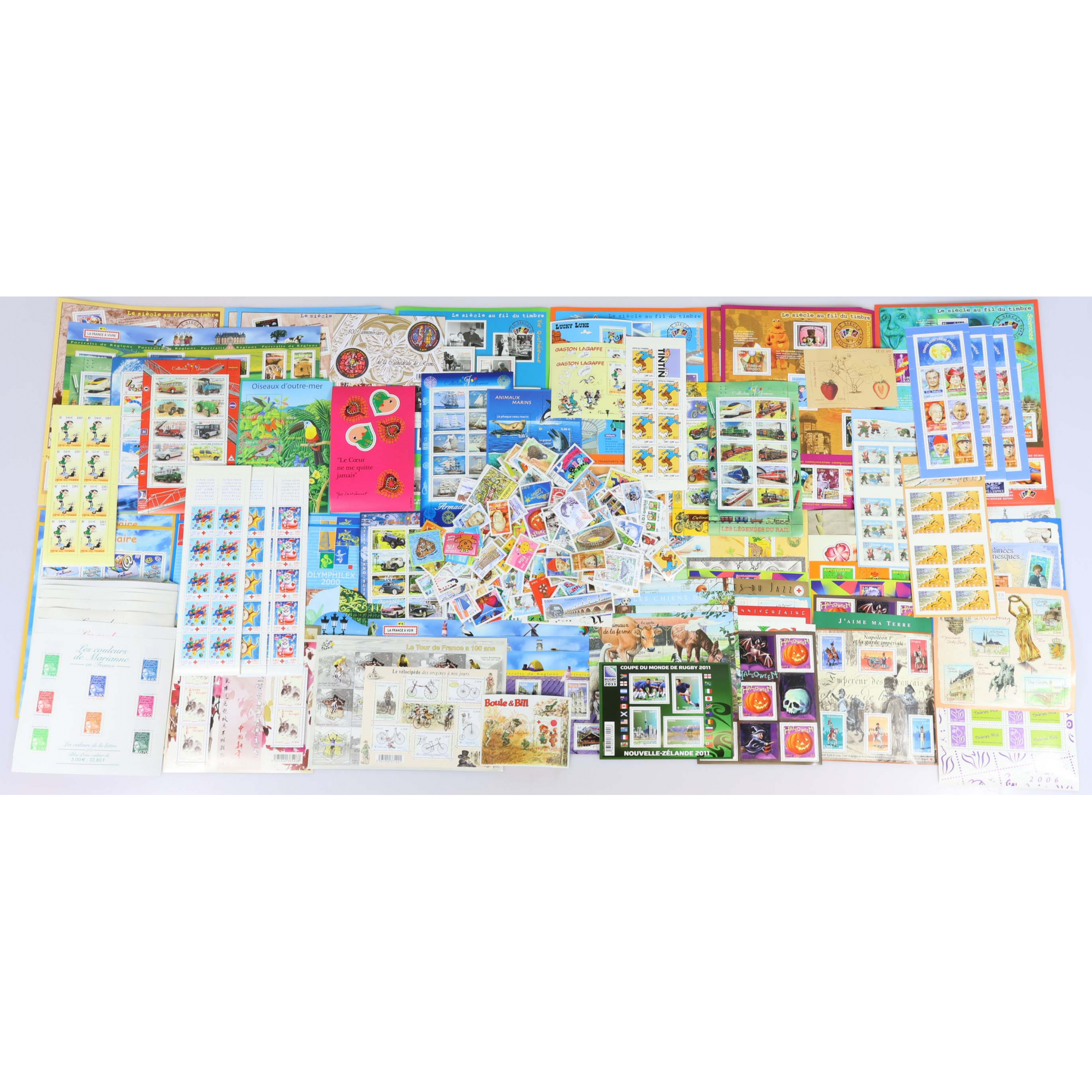 LOT DE TIMBRES ET BLOCS-FEUILLETS IMPORTANT EN EUROS VALEUR FACIALE 500€