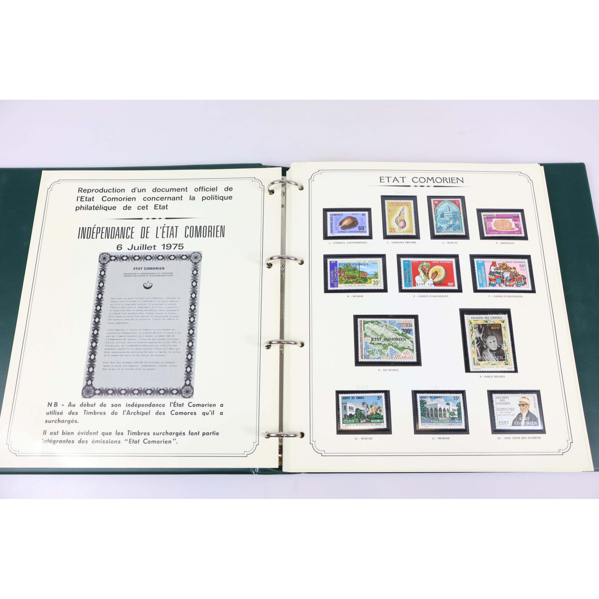 COLLECTION ÉTAT COMORIEN TIMBRES NEUFS** DANS UN CLASSEUR CLASSEUR HAUT DE GAMME