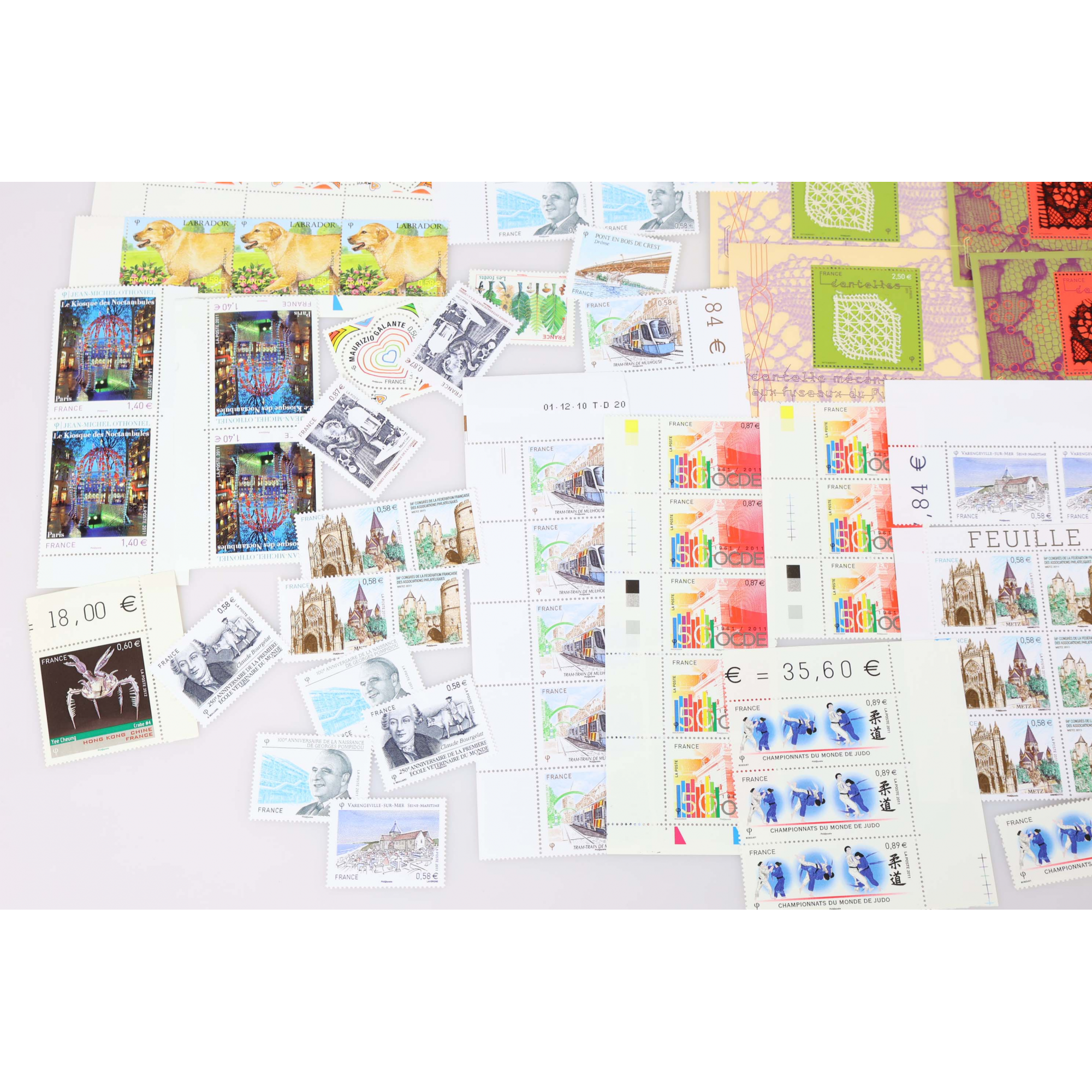 LOT DE TIMBRES-POSTE EN EUROS NEUFS** EN QUANTITÉ DE L'ANNÉE 2011 FACIALE 112€