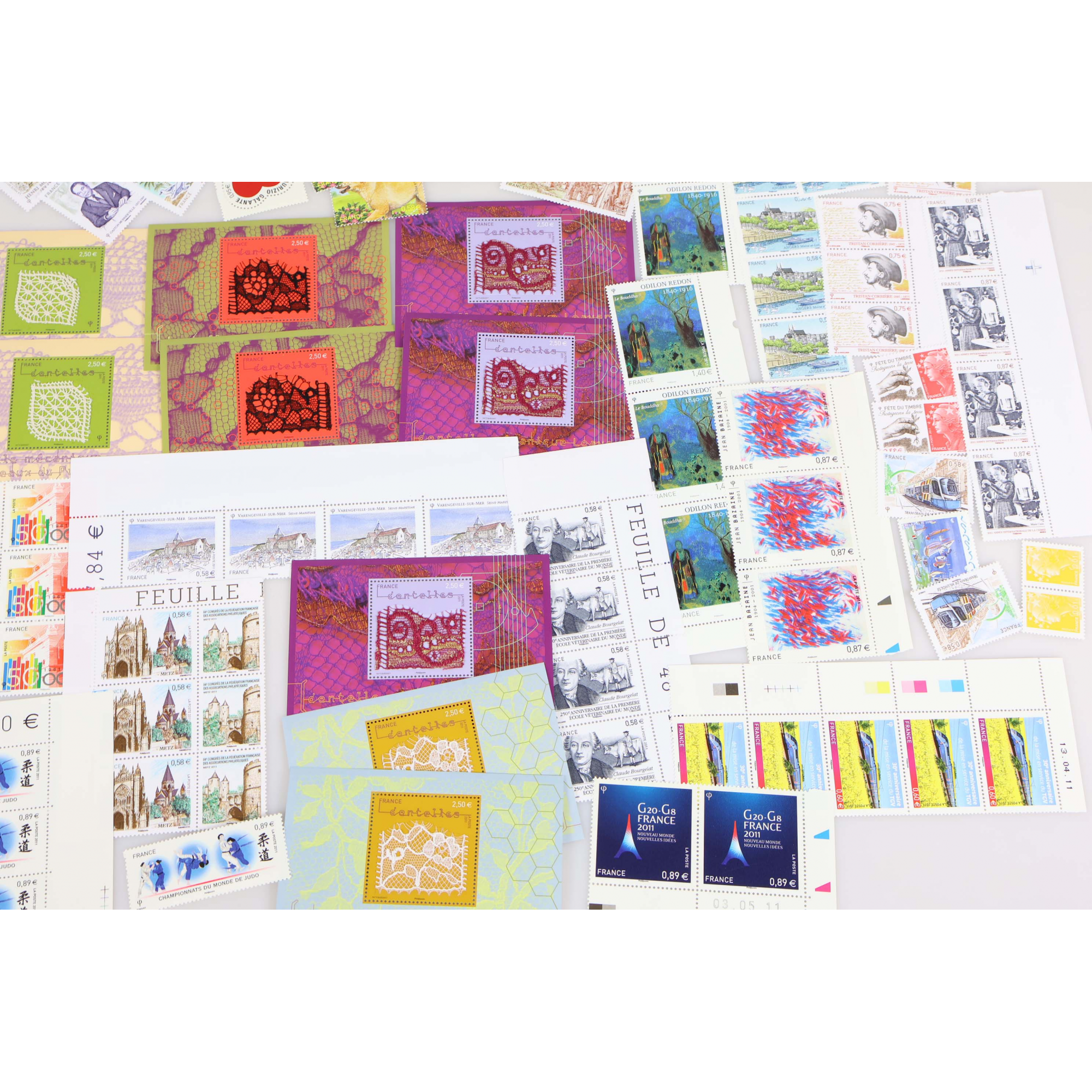 LOT DE TIMBRES-POSTE EN EUROS NEUFS** EN QUANTITÉ DE L'ANNÉE 2011 FACIALE 112€
