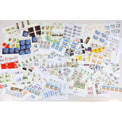 LOT DE TIMBRES-POSTE EN EUROS NEUFS** EN QUANTITÉ ANNÉES 2016-17 FACIALE 493€