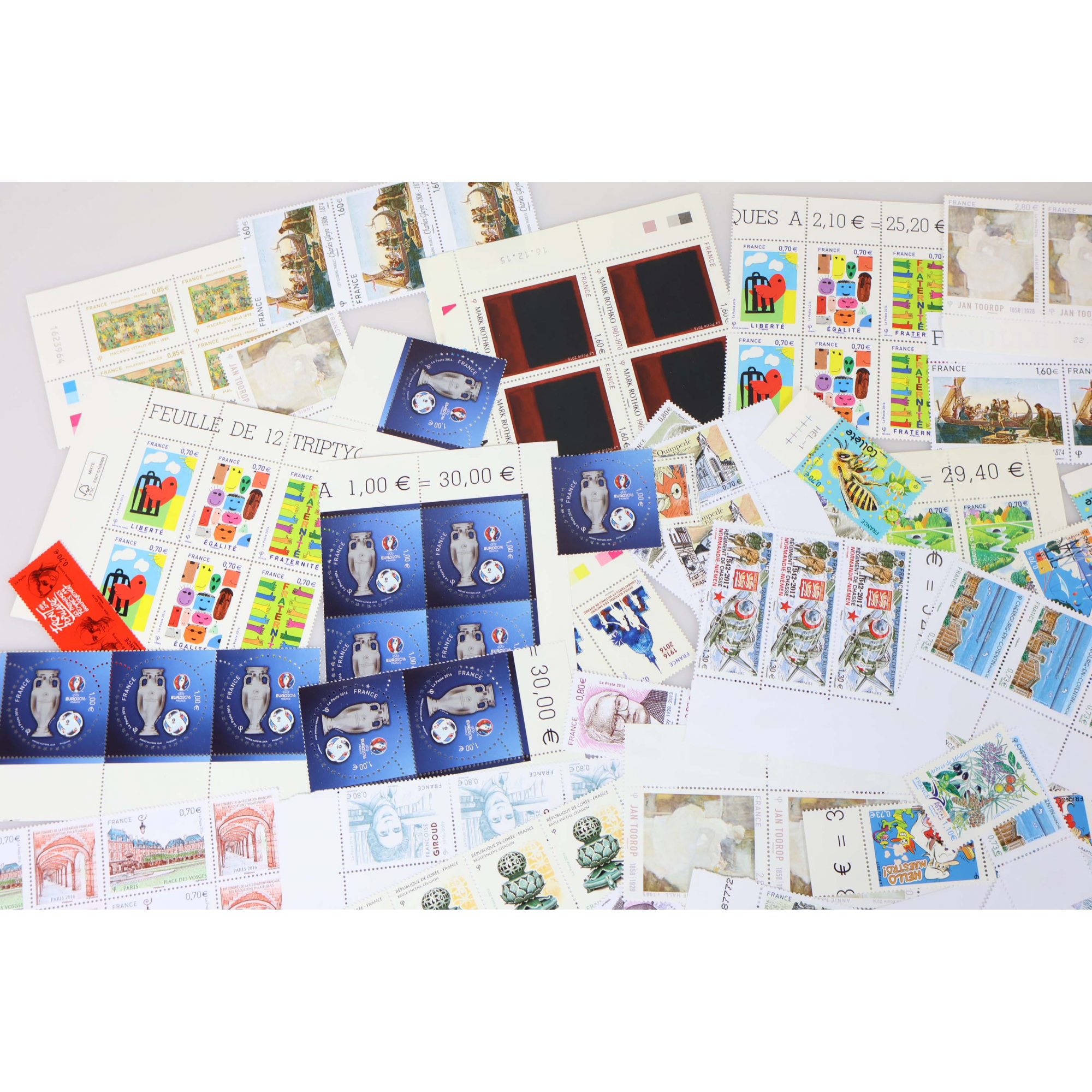 LOT DE TIMBRES-POSTE EN EUROS NEUFS** EN QUANTITÉ ANNÉES 2016-17 FACIALE 493€