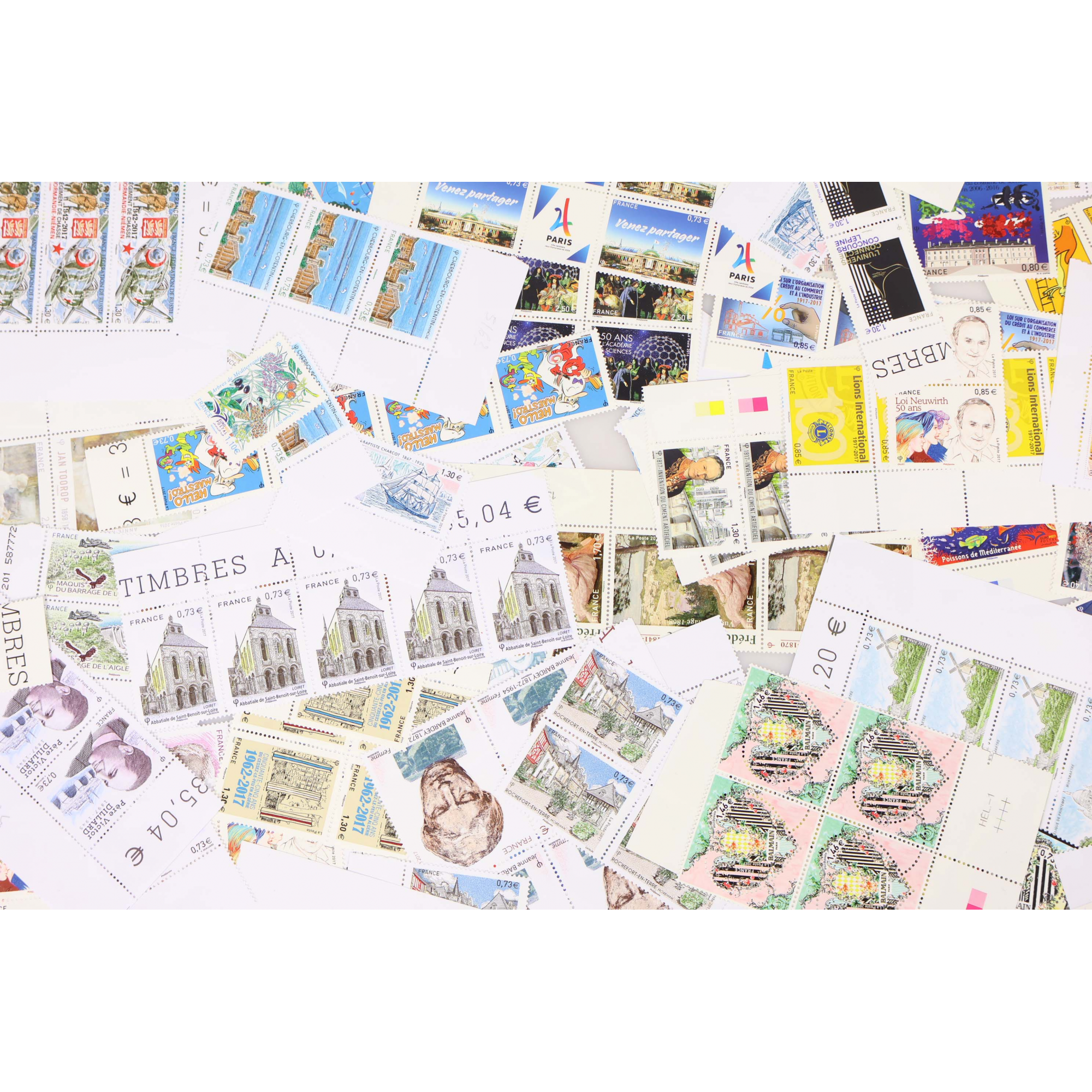 LOT DE TIMBRES-POSTE EN EUROS NEUFS** EN QUANTITÉ ANNÉES 2016-17 FACIALE 493€