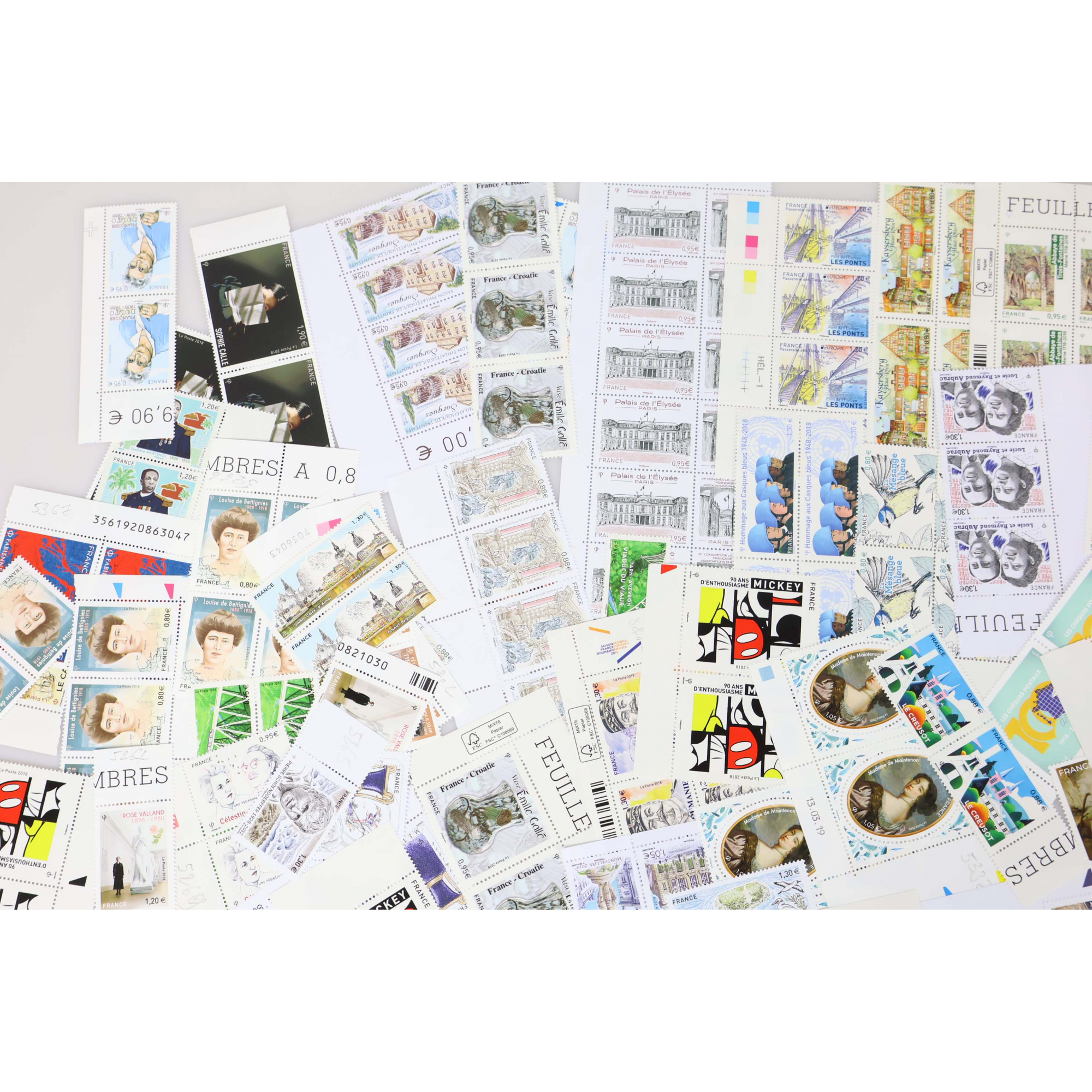 LOT DE TIMBRES-POSTE EN EUROS NEUFS** EN QUANTITÉ ANNÉES 2018-19 FACIALE 394€