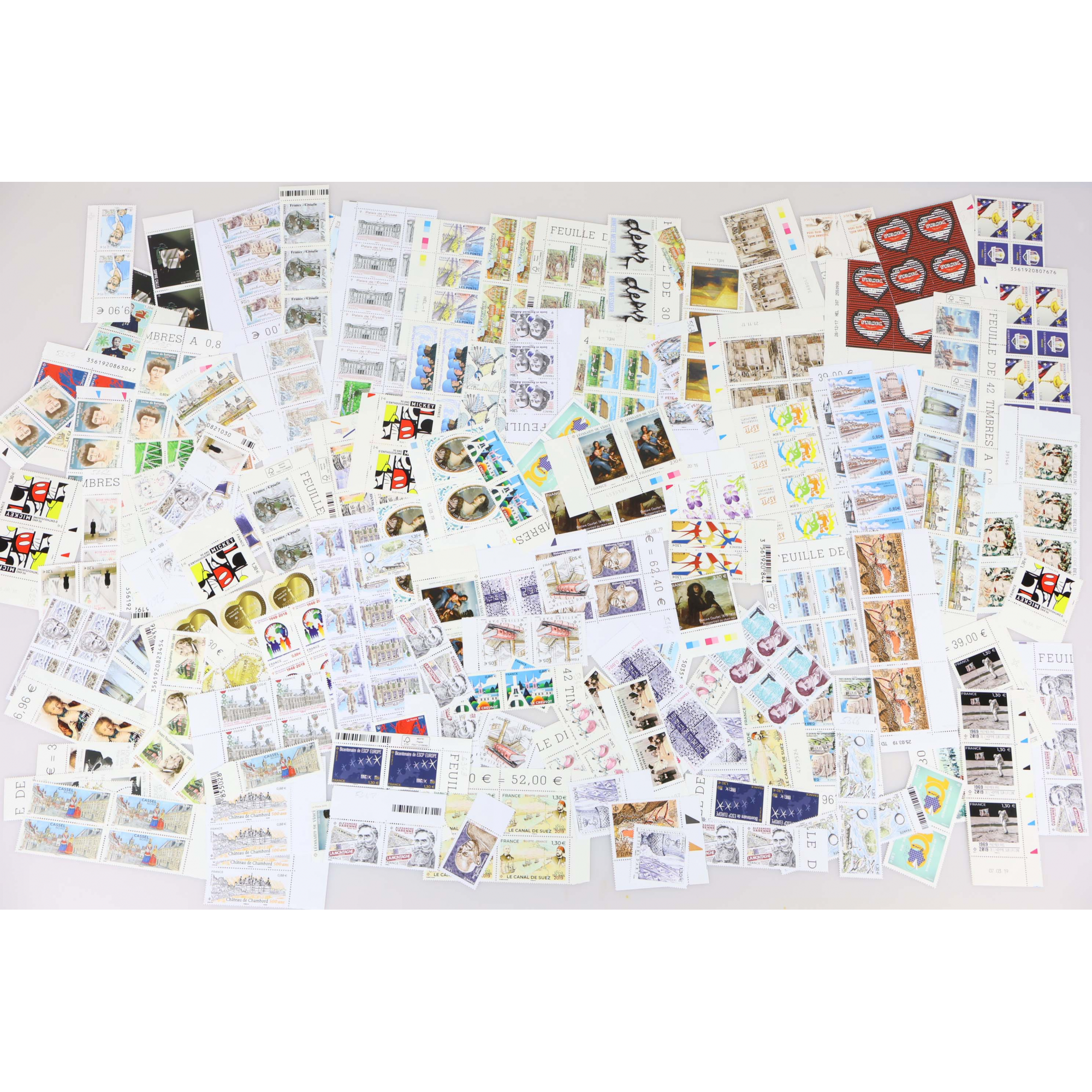 LOT DE TIMBRES-POSTE EN EUROS NEUFS** EN QUANTITÉ ANNÉES 2018-19 FACIALE 394€