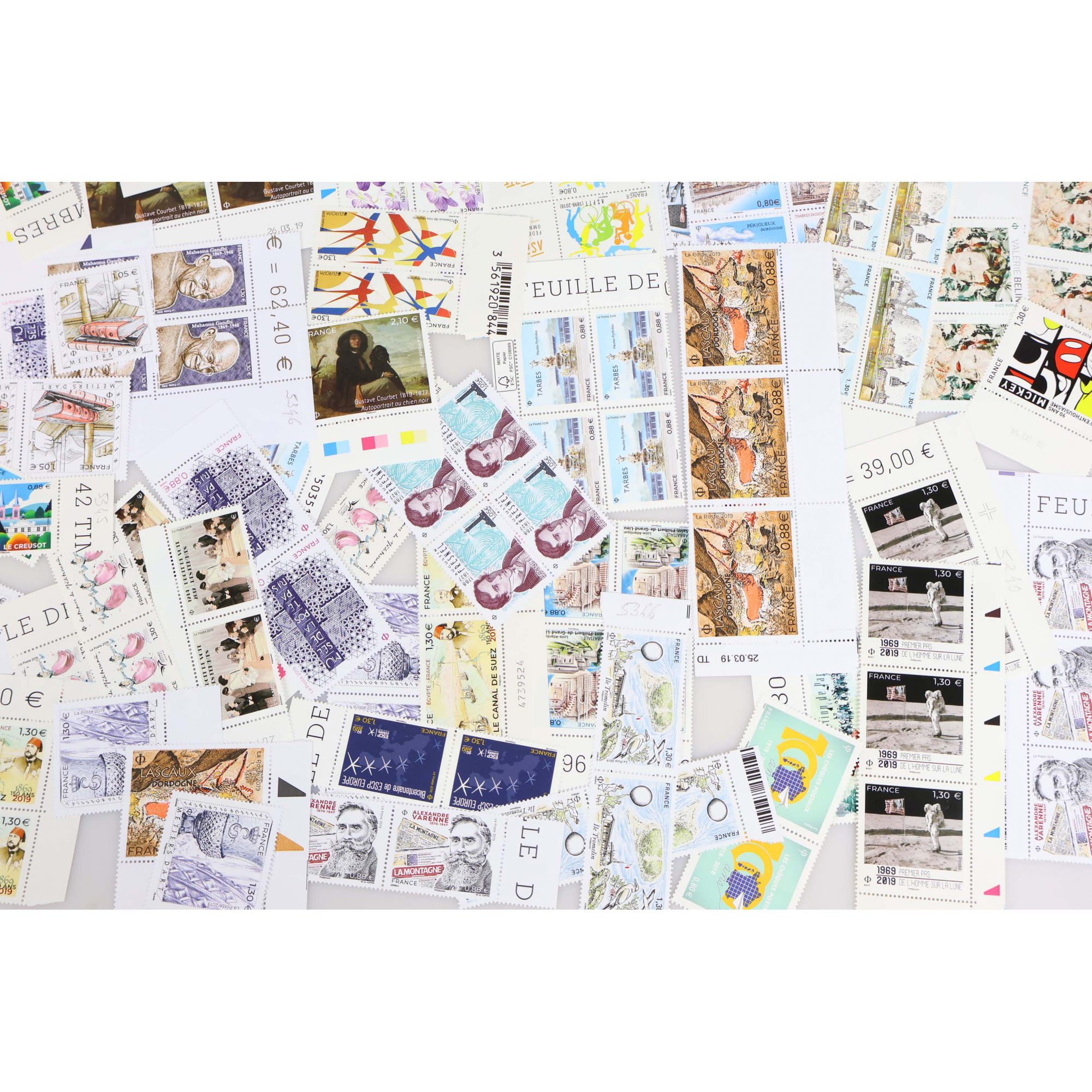LOT DE TIMBRES-POSTE EN EUROS NEUFS** EN QUANTITÉ ANNÉES 2018-19 FACIALE 394€