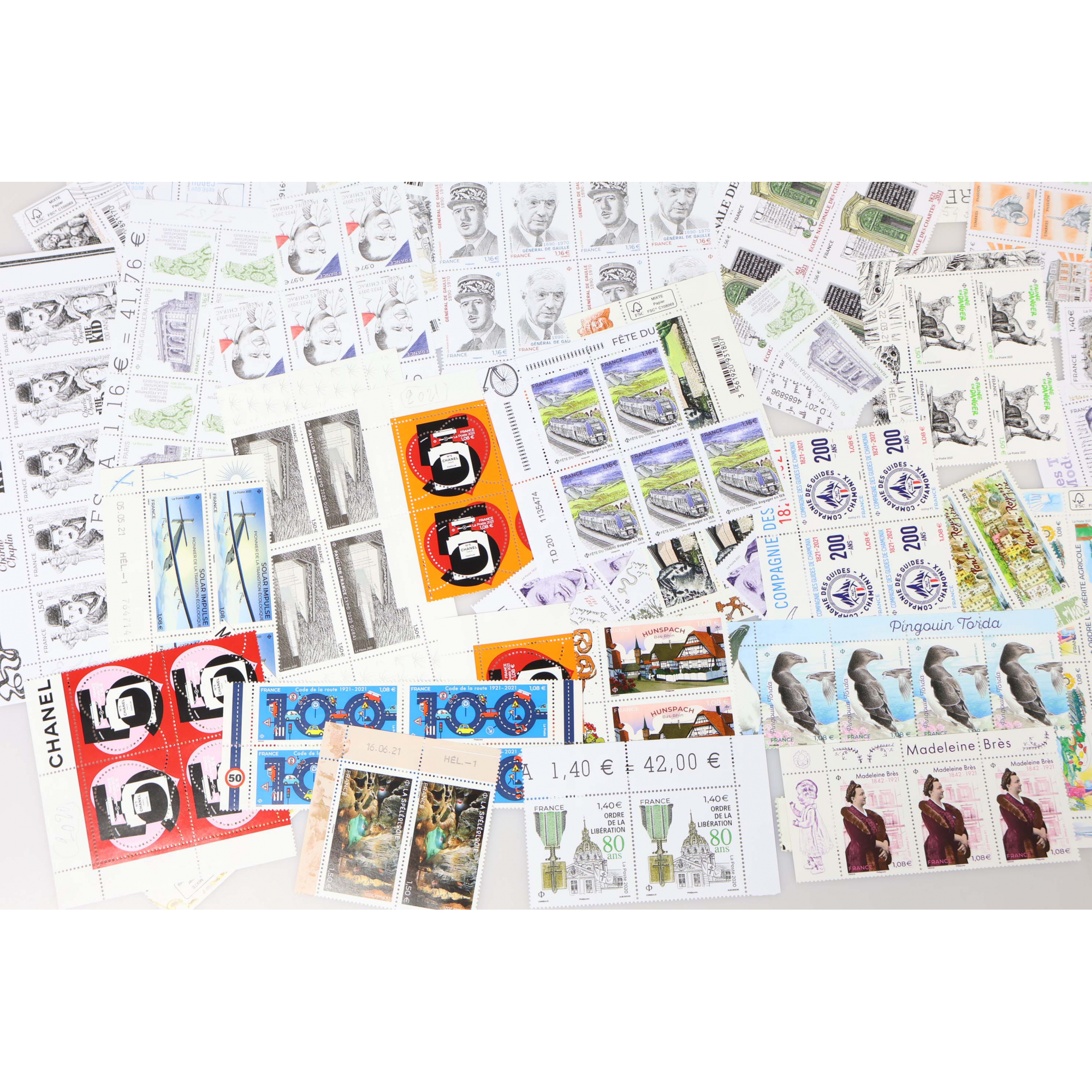 LOT DE TIMBRES-POSTE EN EUROS NEUFS** EN QUANTITÉ ANNÉES 2020-21 FACIALE 440€