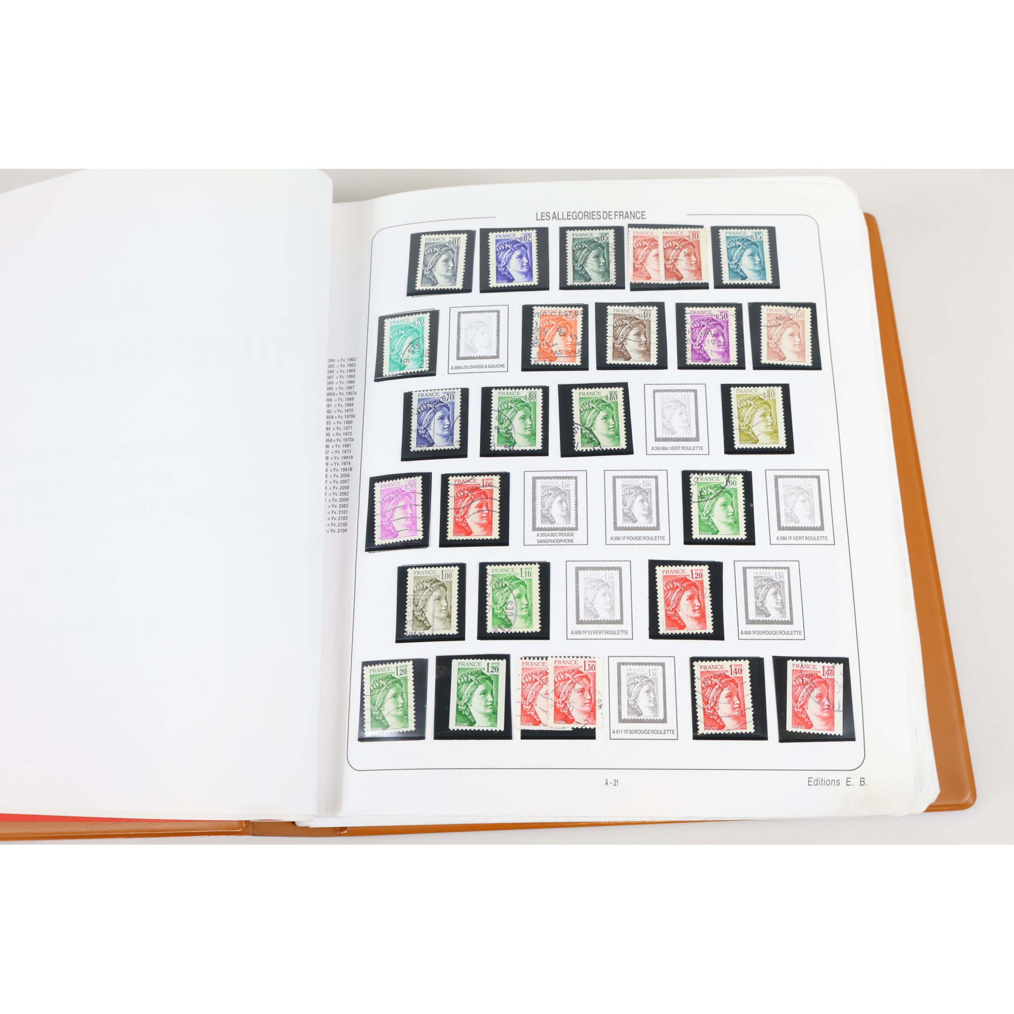 CLASSEUR ORIGINAL AVEC FEUILLES PRÉ-IMPRIMÉES POUR UNE COLLECTION DE FRANCE