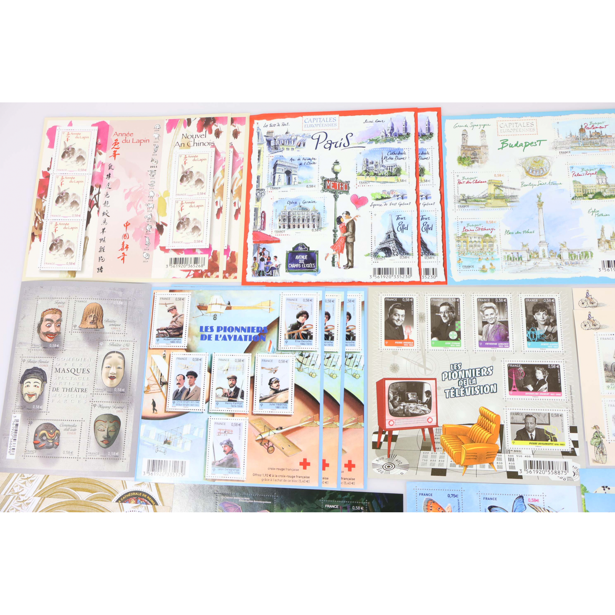 LOT DE BLOCS-FEUILLETS AVEC GRANDE MAJORITÉ DE TIMBRES NEUFS** À 0.58€ FAC 68€