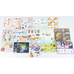 LOT DE BLOCS-FEUILLETS AVEC GRANDE MAJORITÉ DE TIMBRES NEUFS** À 0.58€ FAC 68€