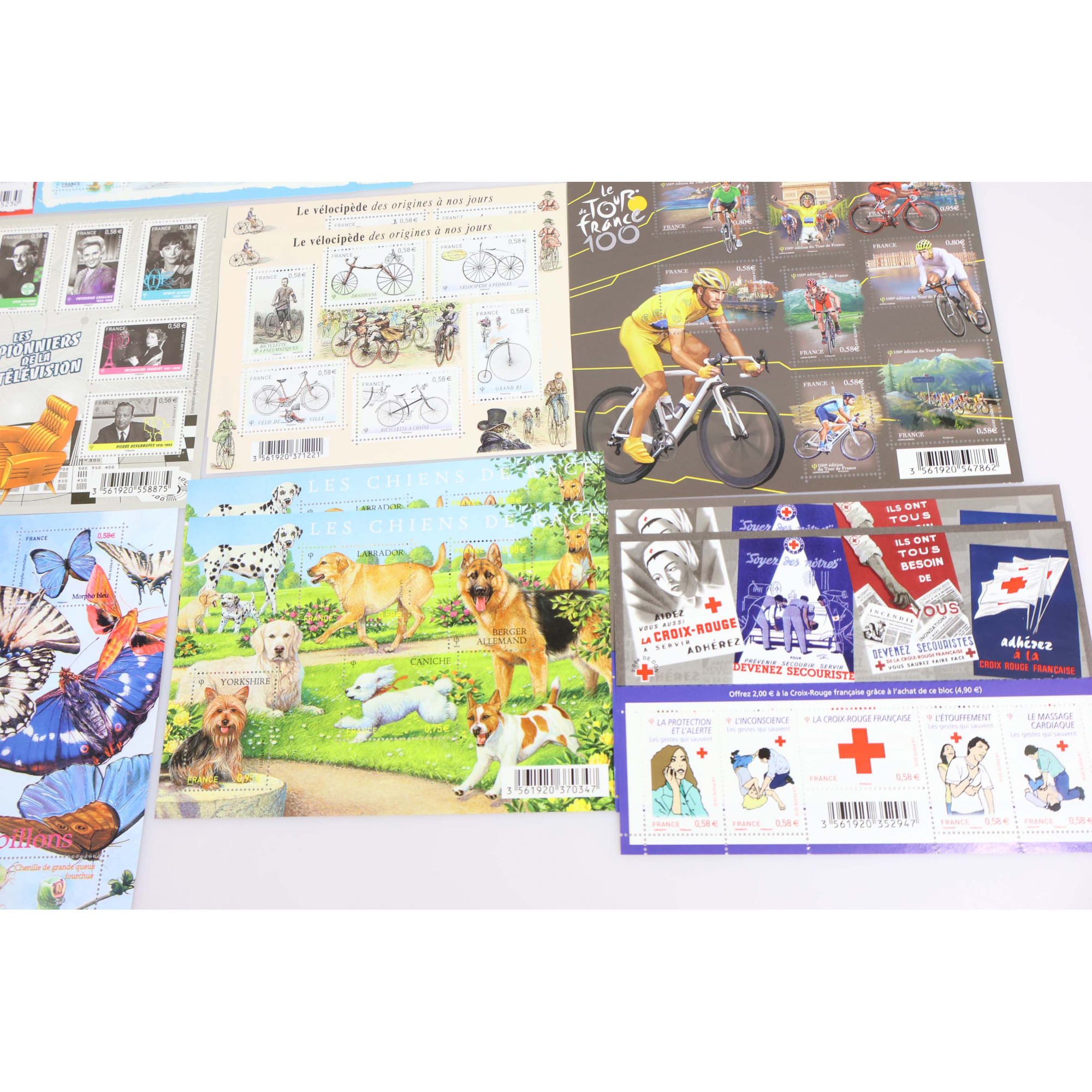 LOT DE BLOCS-FEUILLETS AVEC GRANDE MAJORITÉ DE TIMBRES NEUFS** À 0.58€ FAC 68€