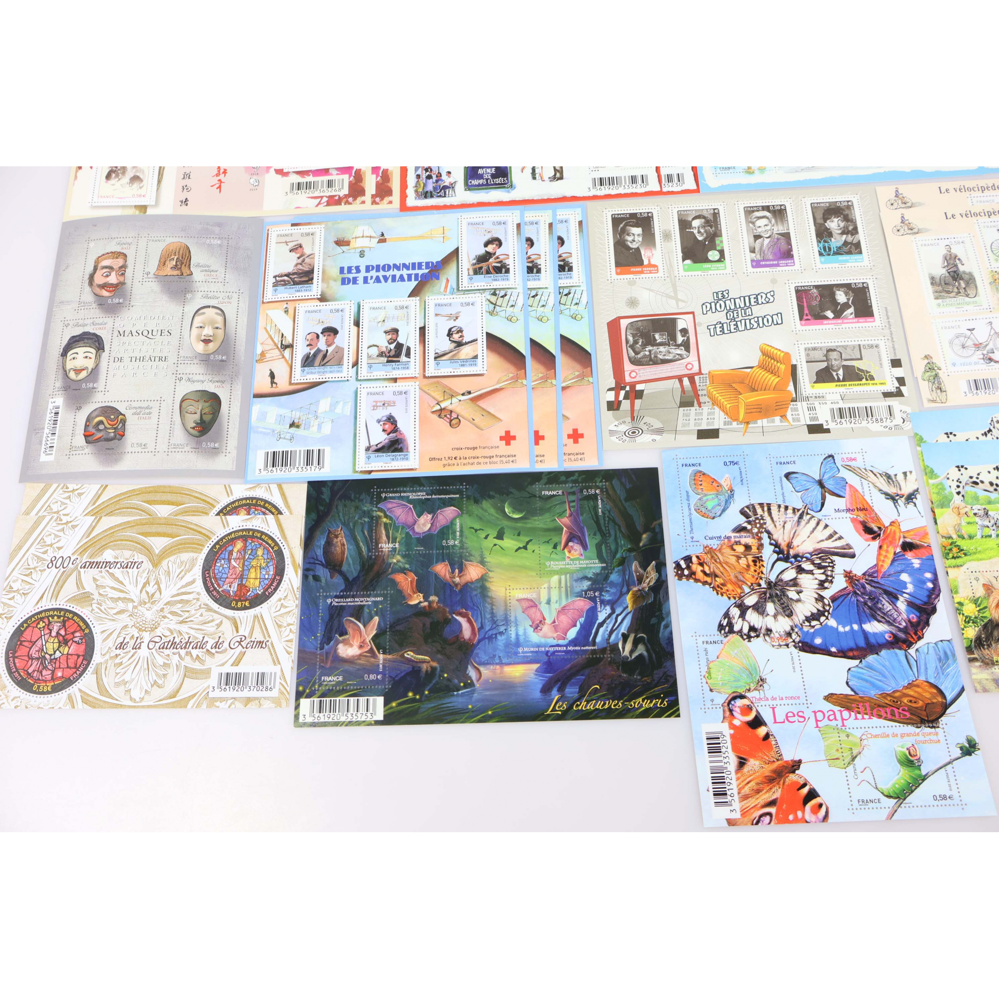 LOT DE BLOCS-FEUILLETS AVEC GRANDE MAJORITÉ DE TIMBRES NEUFS** À 0.58€ FAC 68€