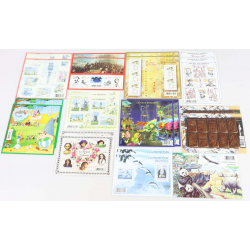 LOT DE BLOCS-FEUILLETS AVEC GRANDE MAJORITÉ DE TIMBRES NEUFS** À 0.56€ FAC 69€