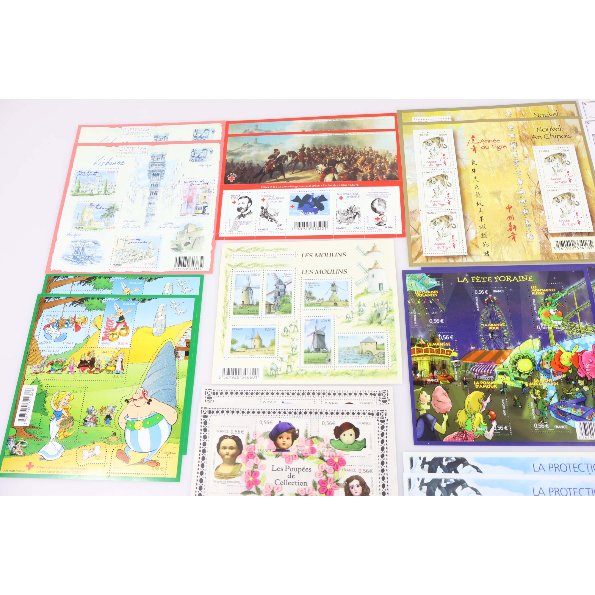 LOT DE BLOCS-FEUILLETS AVEC GRANDE MAJORITÉ DE TIMBRES NEUFS** À 0.56€ FAC 69€