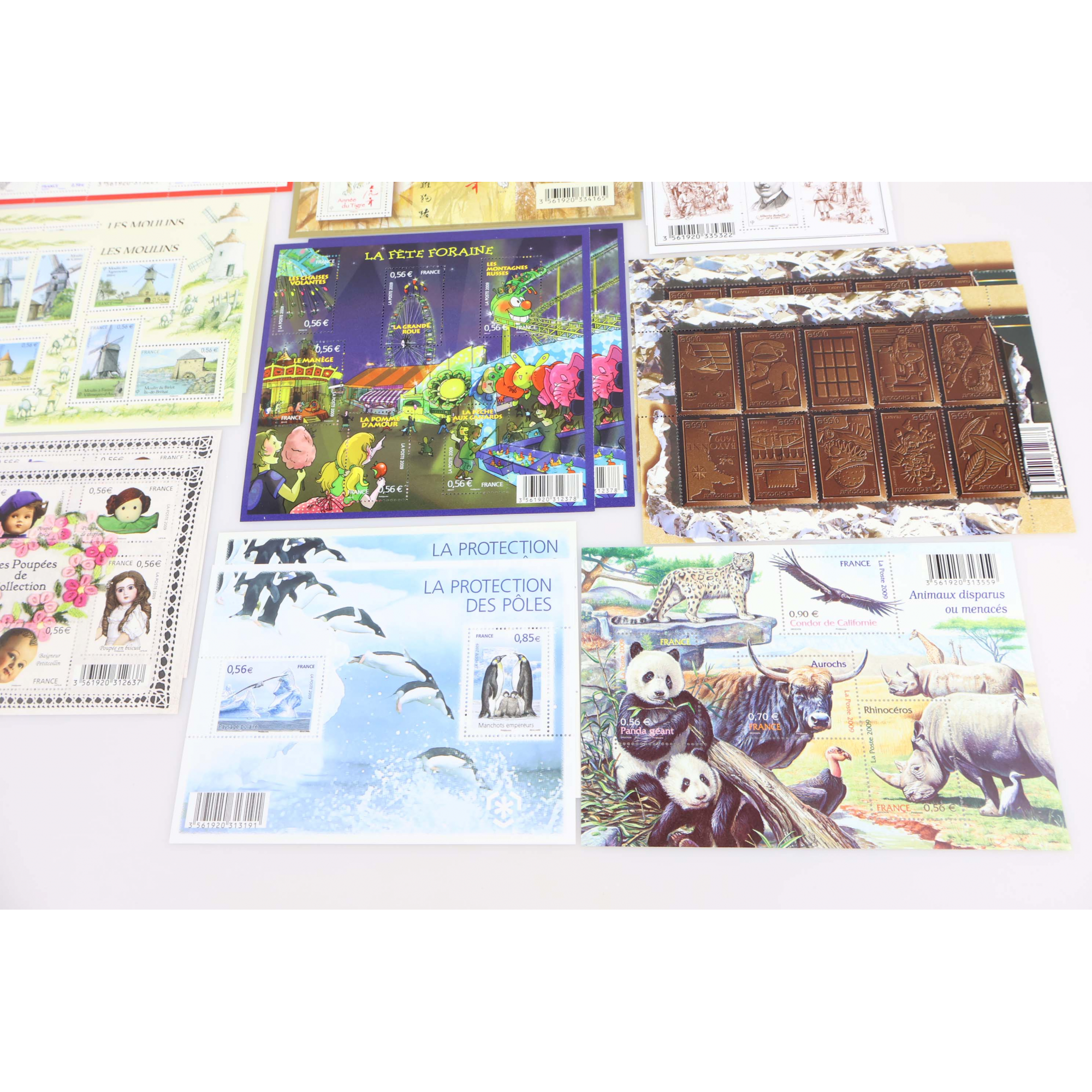 LOT DE BLOCS-FEUILLETS AVEC GRANDE MAJORITÉ DE TIMBRES NEUFS** À 0.56€ FAC 69€