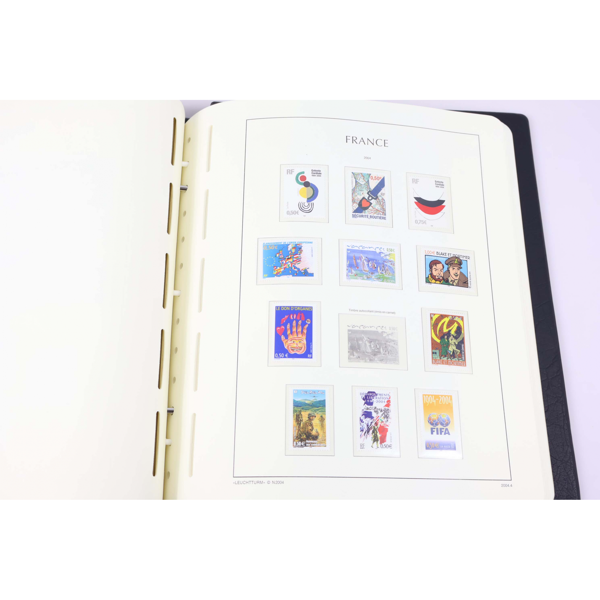 COLLECTION FRANCE 2004-2005, TIMBRES NEUFS** VF 237.95€ DANS UN ALBUM LEUCHTTURM