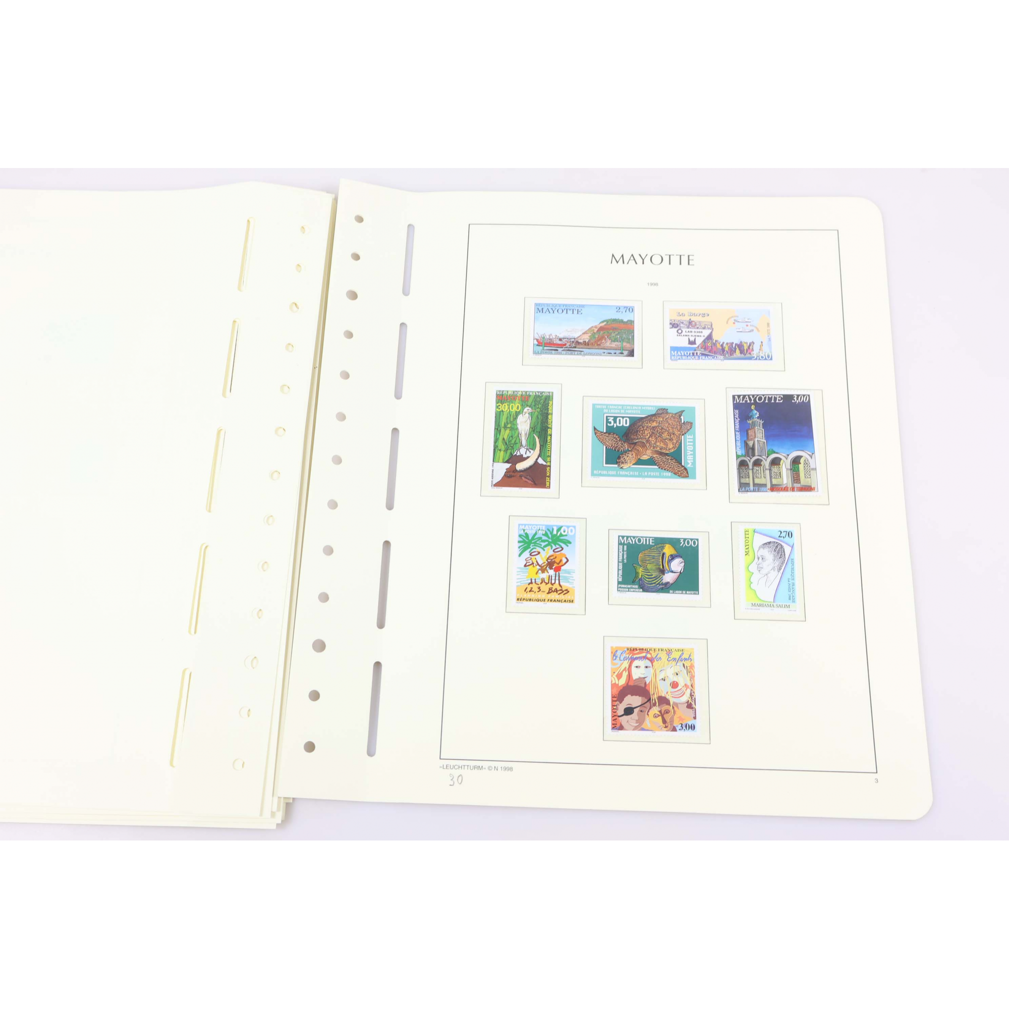 COLLECTION DE MAYOTTE 1997 ET 2005 TIMBRES NEUFS**, FEUILLES LEUCHTTURM VF 113€