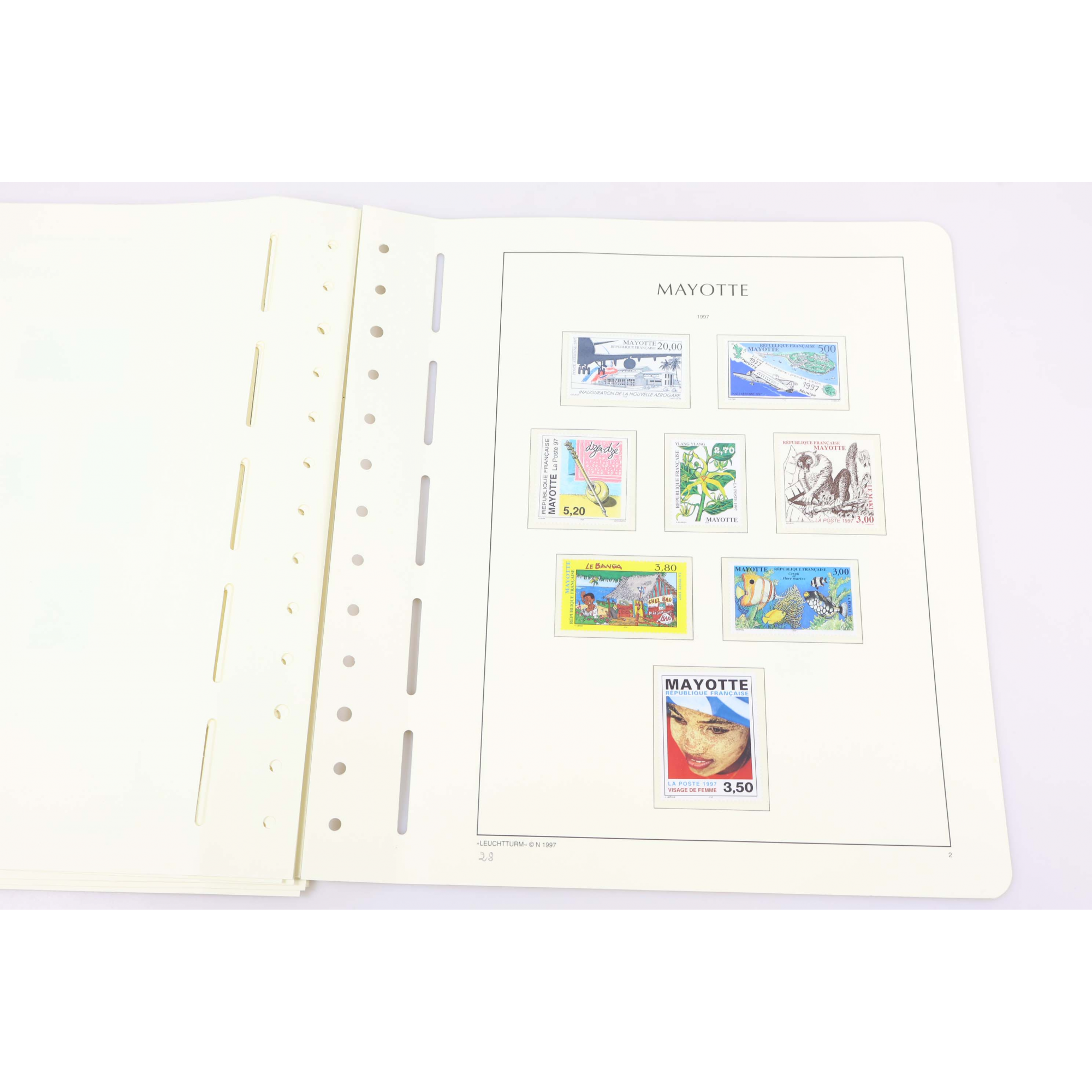 COLLECTION DE MAYOTTE 1997 ET 2005 TIMBRES NEUFS**, FEUILLES LEUCHTTURM VF 113€