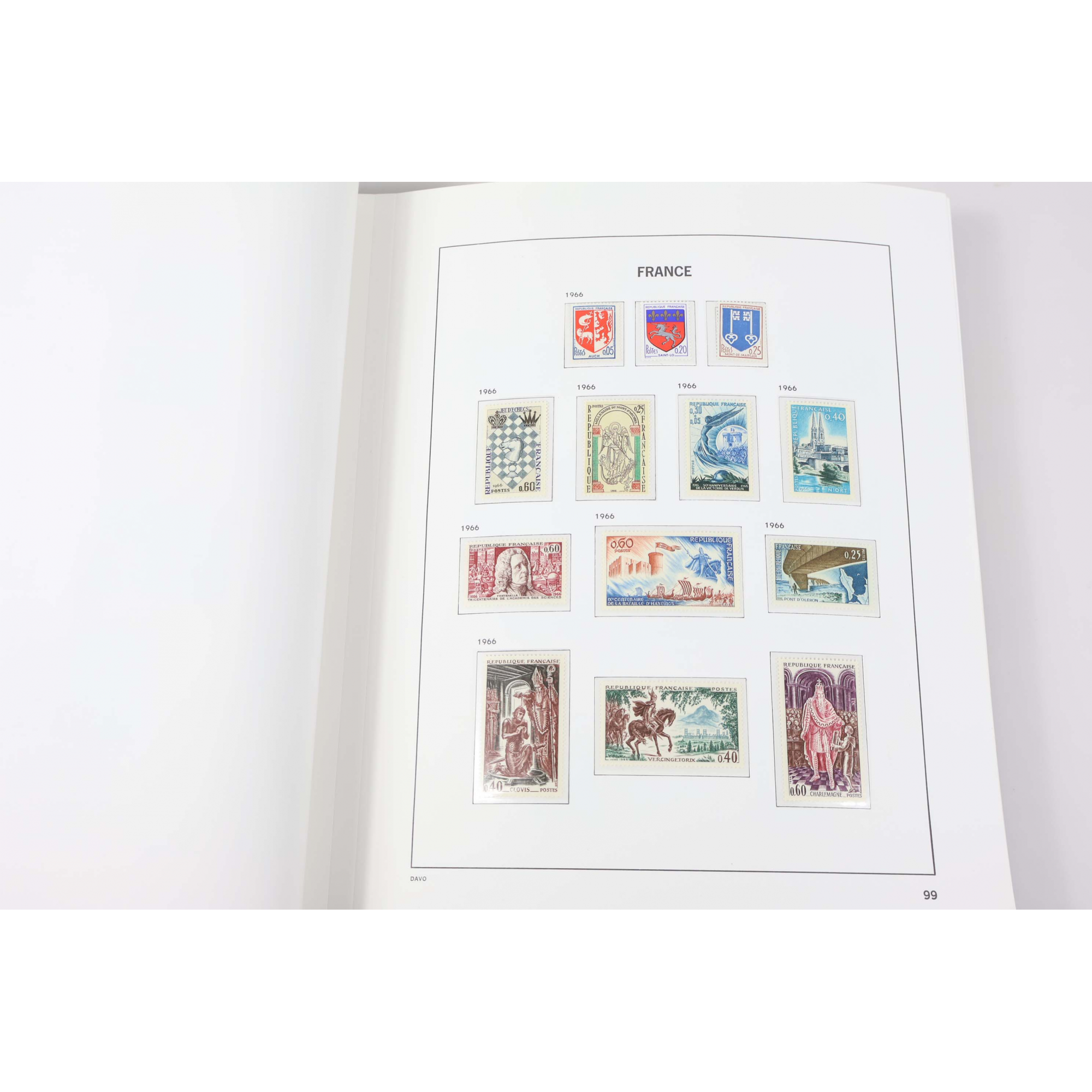 COLLECTION DE FRANCE DE 1964 À 1986, TIMBRES NEUFS** DANS UN SUPERBE ALBUM DAVO