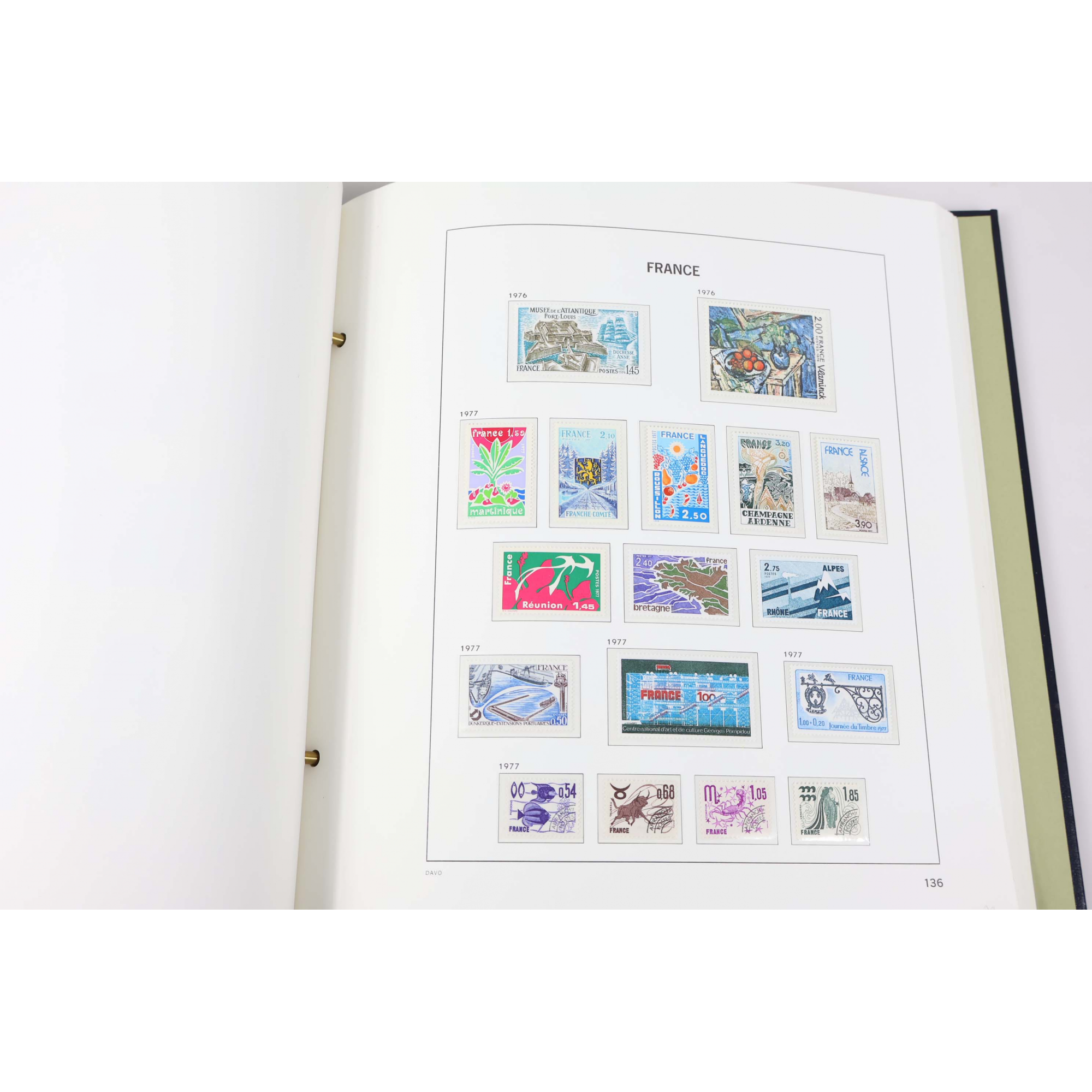 COLLECTION DE FRANCE DE 1964 À 1986, TIMBRES NEUFS** DANS UN SUPERBE ALBUM DAVO