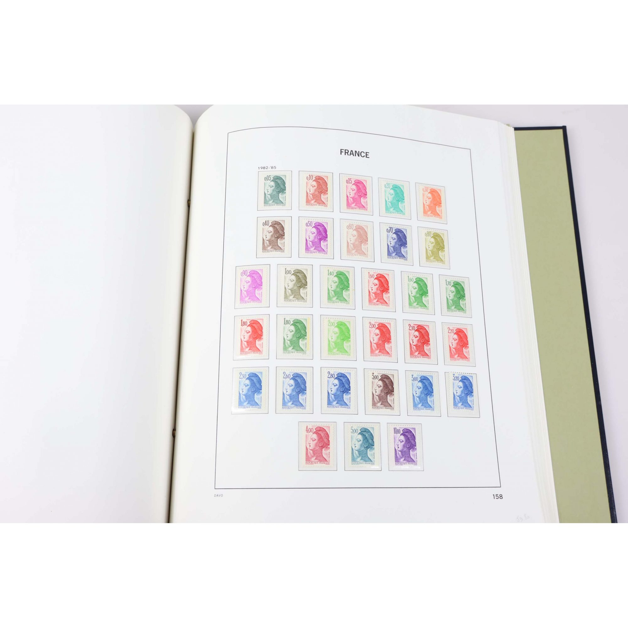 COLLECTION DE FRANCE DE 1964 À 1986, TIMBRES NEUFS** DANS UN SUPERBE ALBUM DAVO