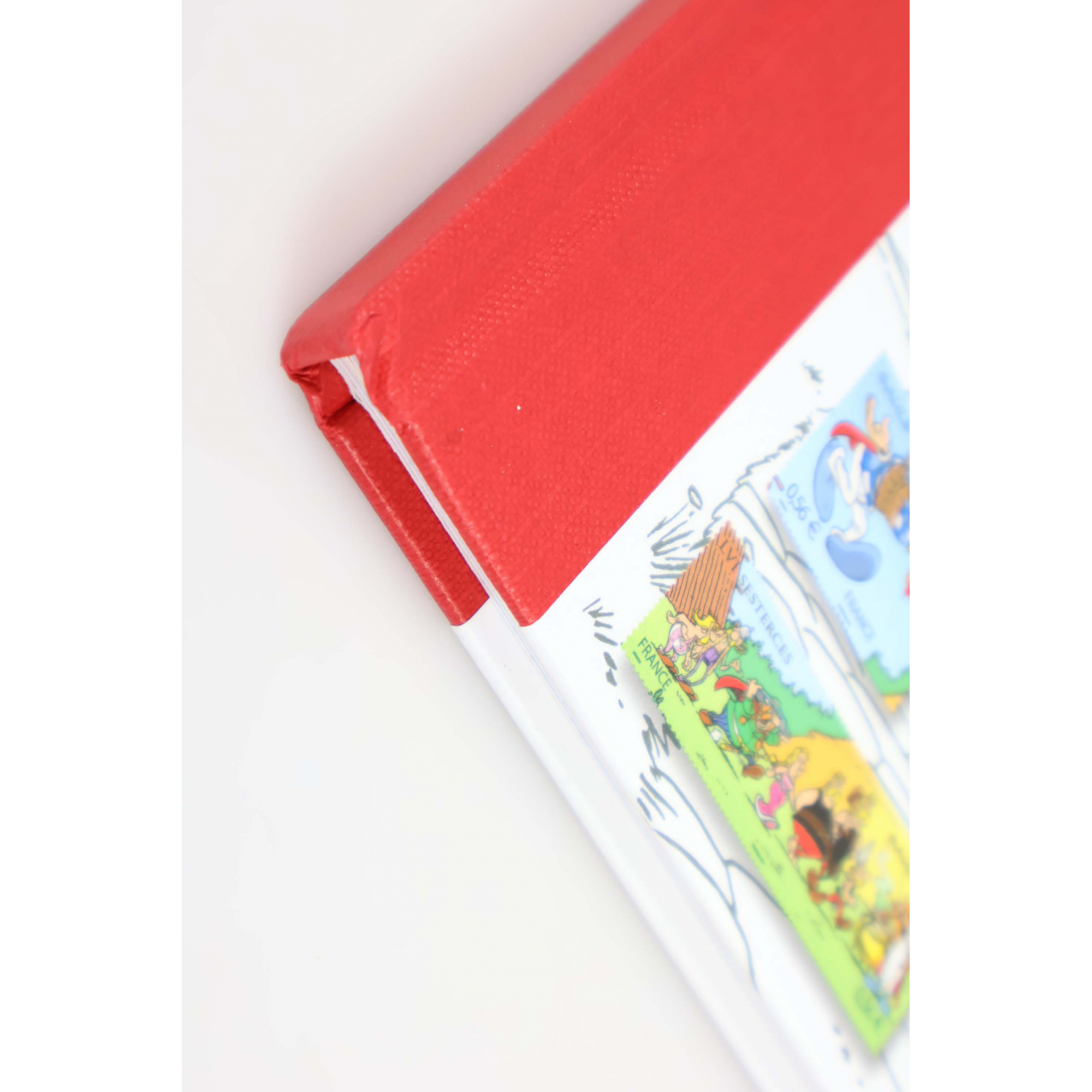 LIVRE DES TIMBRES "LE TIMBRE VOYAGE AVEC ASTÉRIX" 2009 ANGLES LÉGÈREMENT ABIMÉS