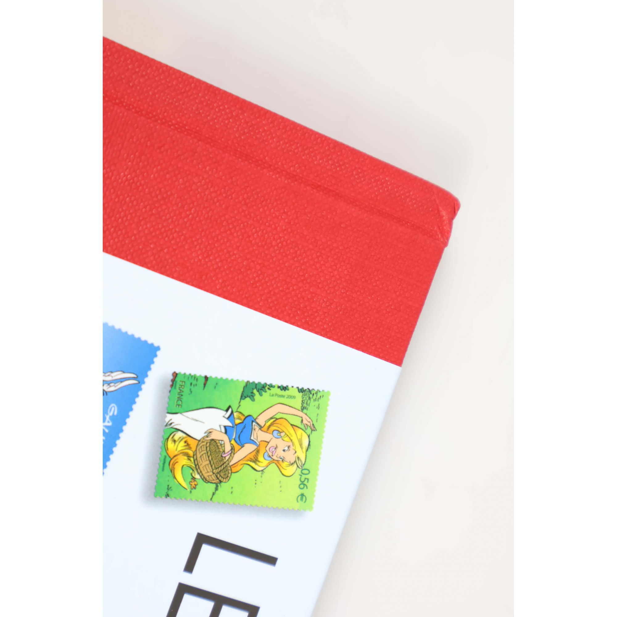 LIVRE DES TIMBRES "LE TIMBRE VOYAGE AVEC ASTÉRIX" 2009 ANGLES LÉGÈREMENT ABIMÉS