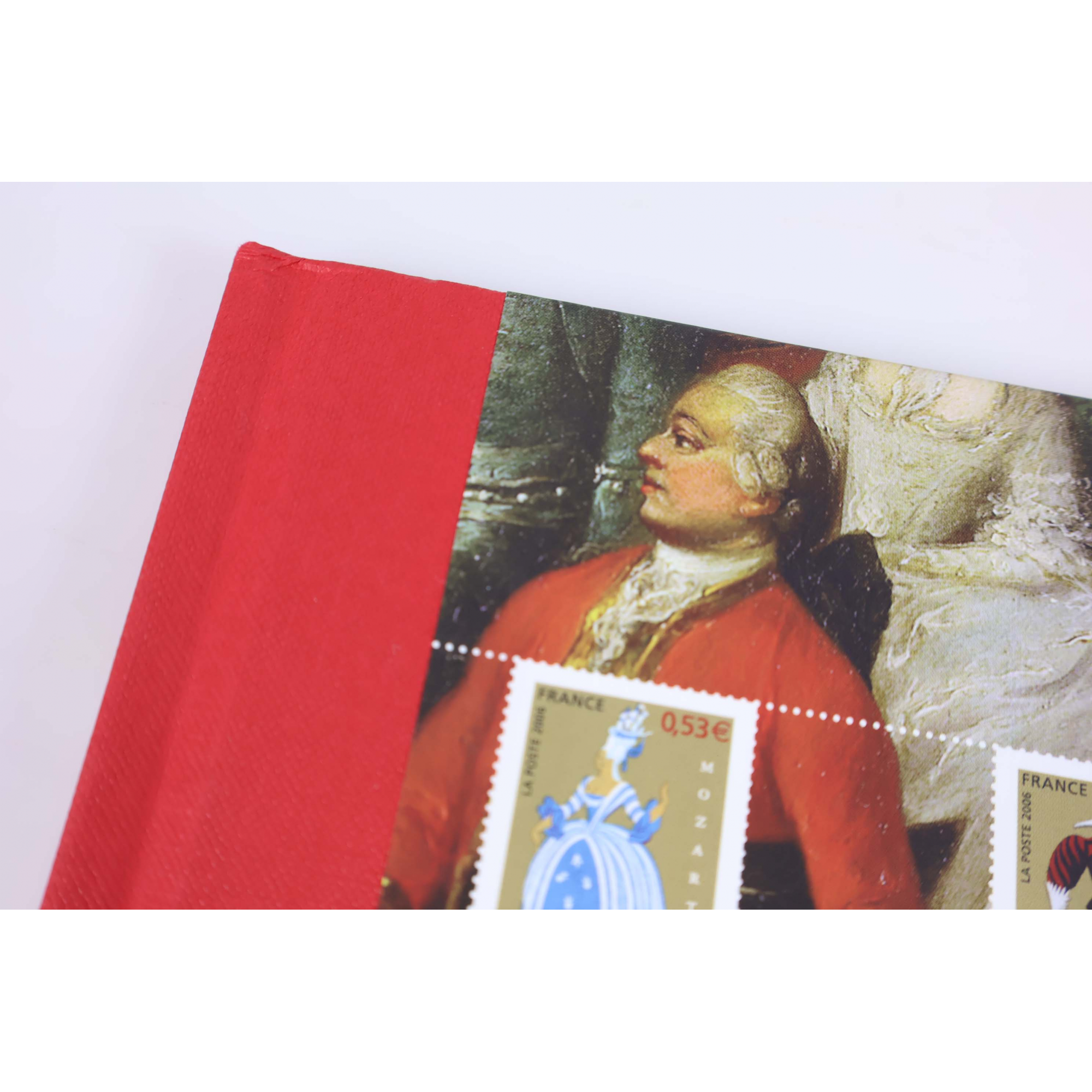 LIVRE DES TIMBRES " LE TIMBRE VOYAGE AVEC MOZART " 2006 ANGLES LÉGÈREMENT ABIMÉS