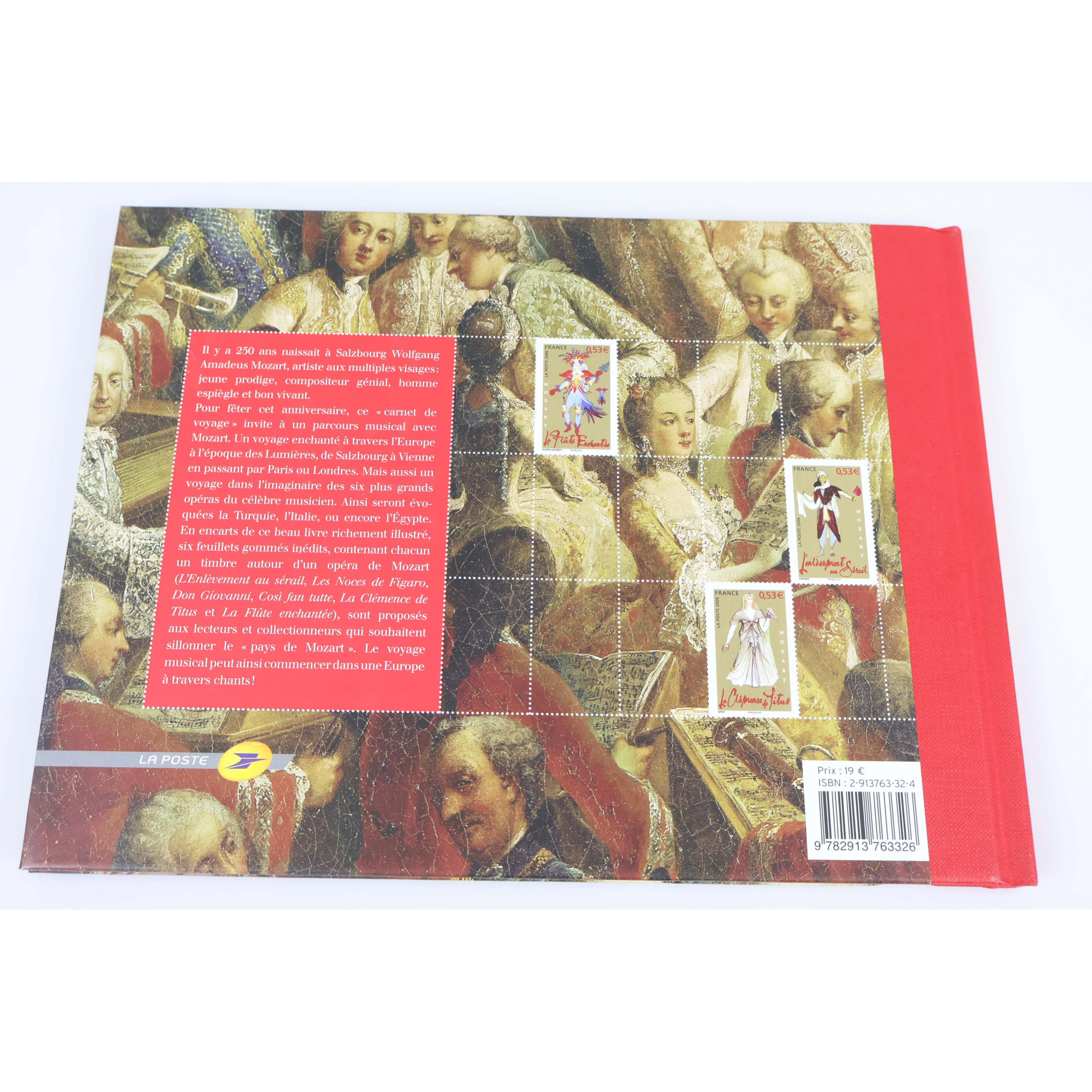 LIVRE DES TIMBRES " LE TIMBRE VOYAGE AVEC MOZART " 2006 ANGLES LÉGÈREMENT ABIMÉS