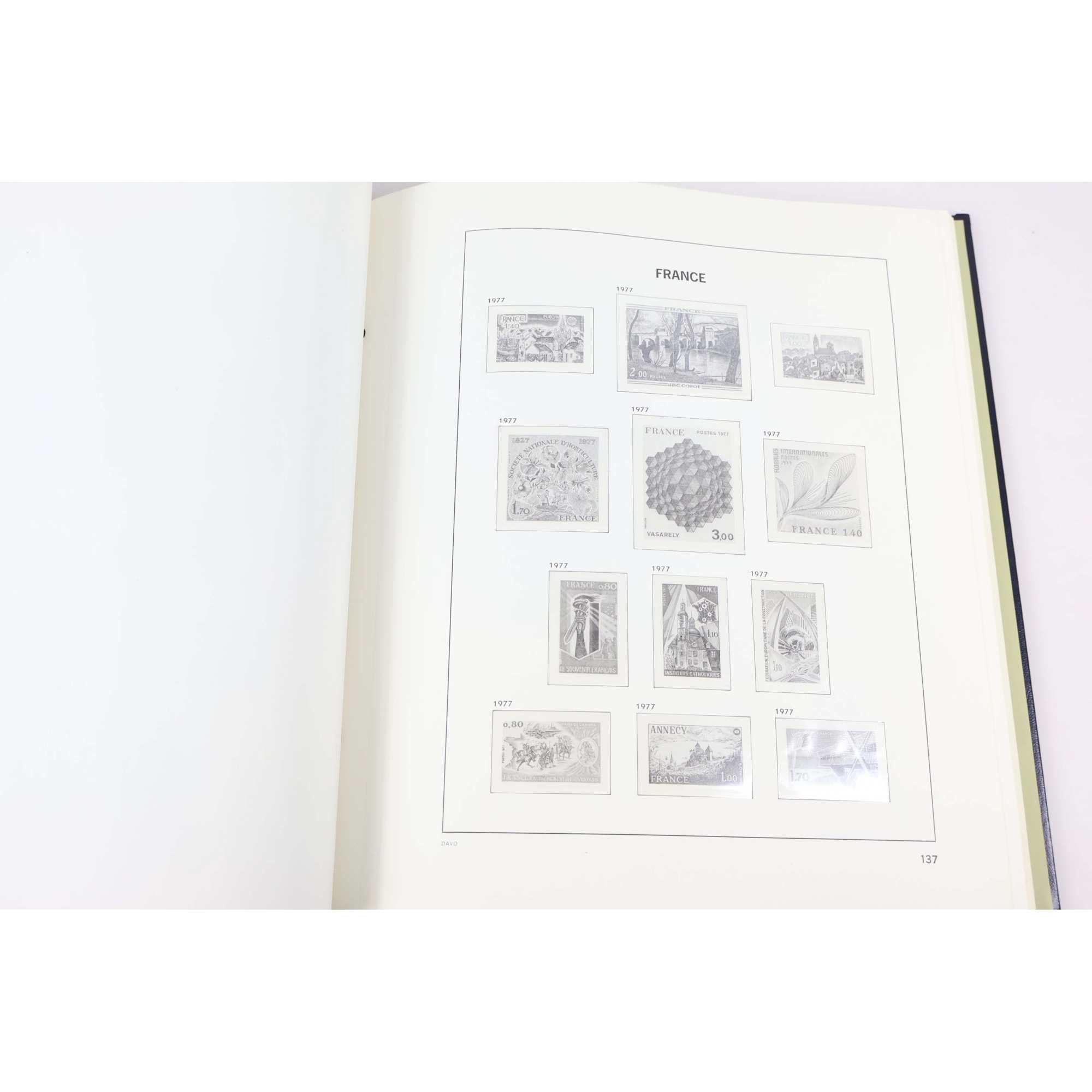 ALBUM DAVO FRANCE DE 1970 À 1987 POUR RANGER UNE COLLECTION DE TIMBRES