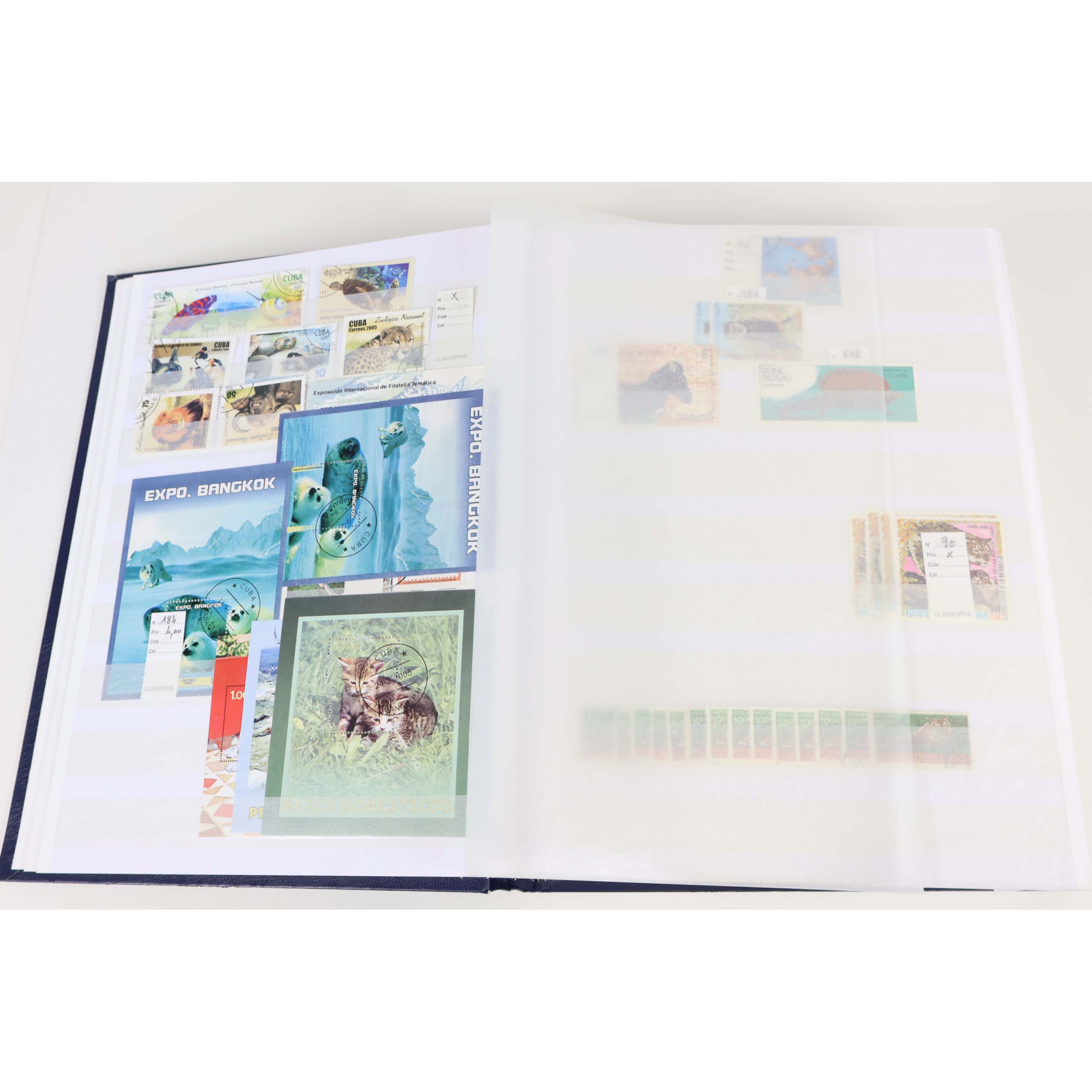 COLLECTION DE TIMBRES SUR LA THÉMATIQUE FAUNE, DIVERS PAYS, ALBUM À BANDES