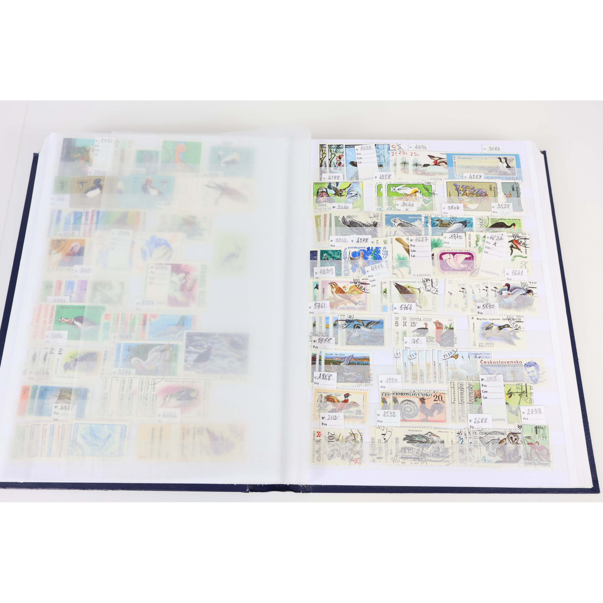COLLECTION DE TIMBRES SUR LA THÉMATIQUE FAUNE, DIVERS PAYS, ALBUM À BANDES