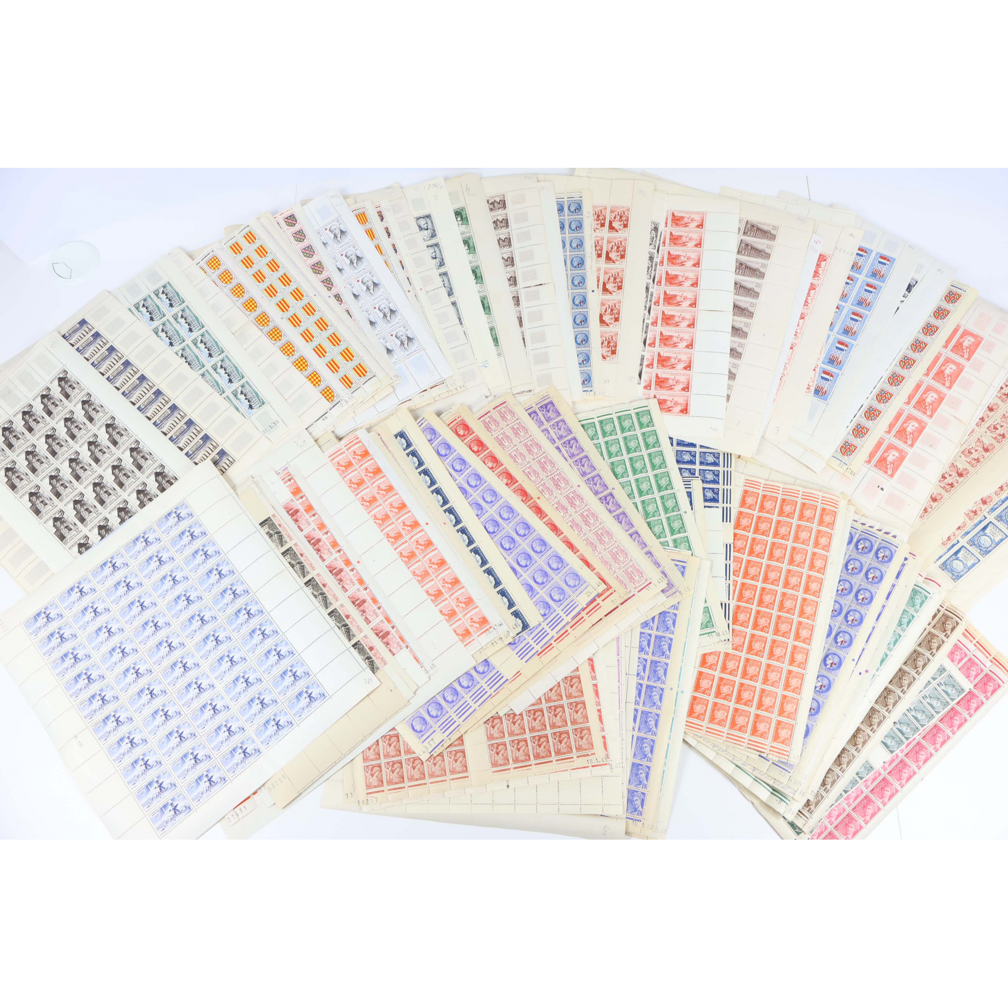 LOT TRÈS IMPORTANT DE FEUILLES COMPLÈTES DE TIMBRES NEUFS ANNÉES 1939 À 1959